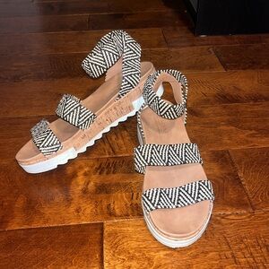 Platform Sandals Size 9.